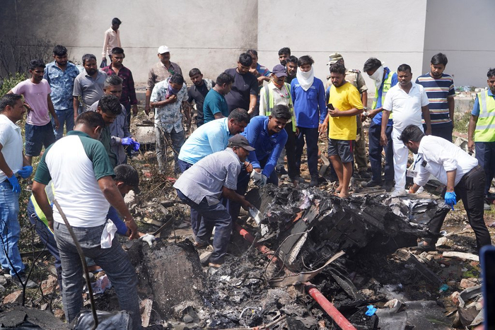 当地时间2025年6月12日，印度古吉拉特邦艾哈迈达巴德机场附近，救援现场。视觉中国 图