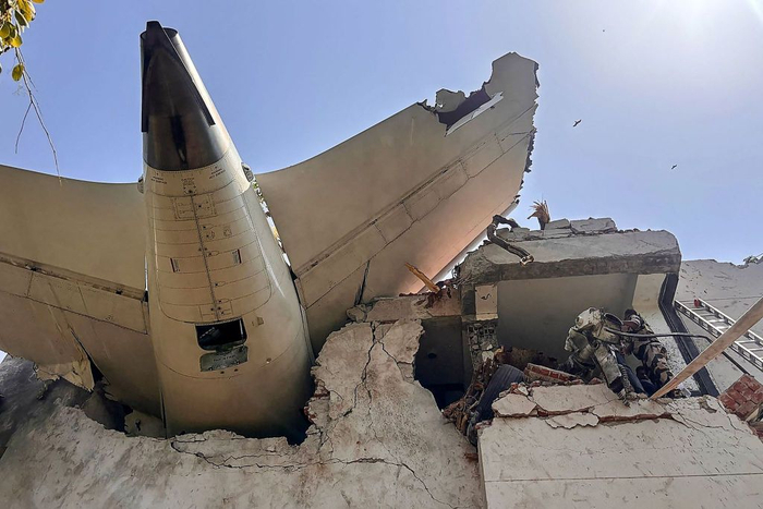 当地时间2025年6月12日，印度古吉拉特邦艾哈迈达巴德机场附近，坠机现场。视觉中国 图