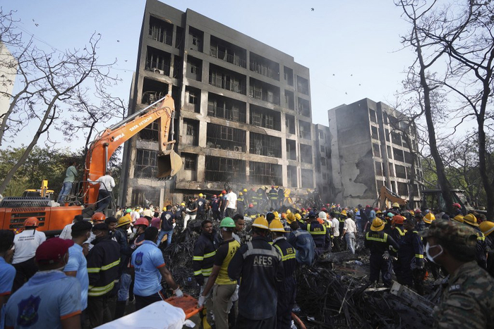 当地时间2025年6月12日，印度古吉拉特邦艾哈迈达巴德机场附近，搜救队在飞机坠毁现场进行救援。视觉中国 图