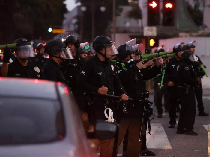 △6月10日，在美国加利福尼亚州洛杉矶市中心，警察在宵禁生效后试图驱散街上的人群。图源：新华社发（邱晨摄）
