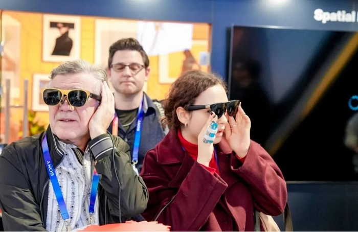 海外消费者在展会上试戴XREAL眼镜 受访者供图