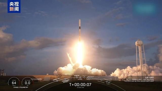 “猎鹰9号”火箭点火升空。图源：央视新闻