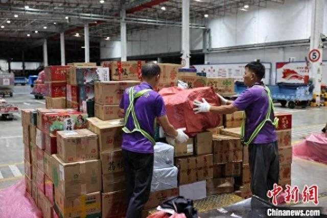 工作人员快速组货。 邓念松 摄