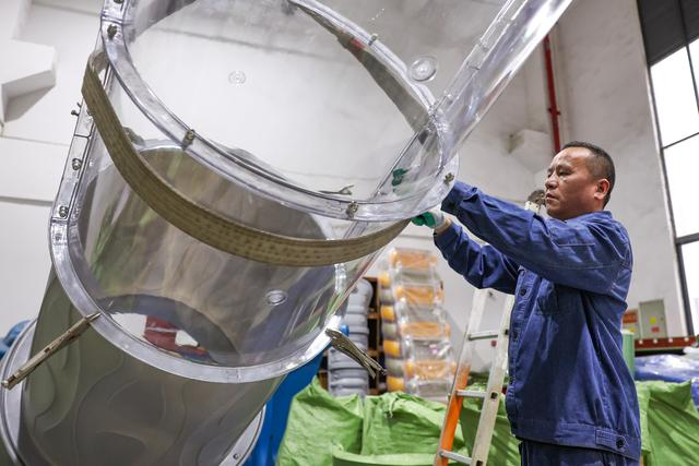  立本集团有限公司车间内，工作人员在组装一款无动力游乐设备。新华社记者 江汉 摄