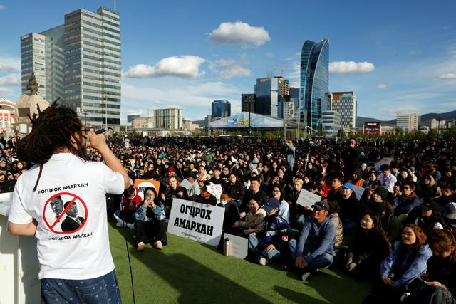 6月2日，大批民众在乌兰巴托参加集会，要求总理下台。 图源：路透社 