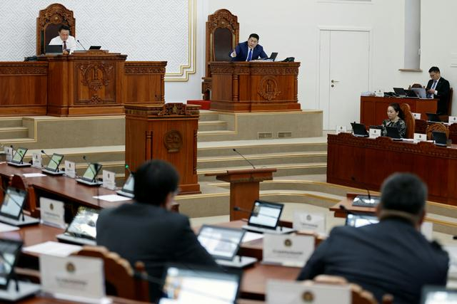 就在信任投票前一天，奥云额尔登仍在为自己辩护。 图自：路透社 