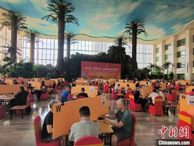 6月12日，第三届“石家庄杯”全国省会城市桥牌赛比赛现场。 俱凝搏 摄