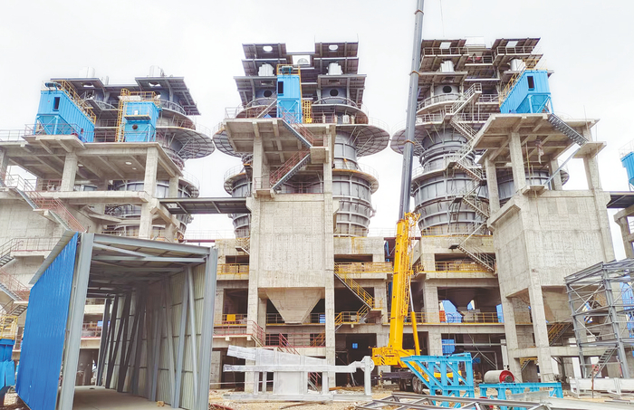     广西隆安和泰新材料有限公司绿色新材料产业链生产基地一角，有关项目正加紧建设。 本报记者朱新韬 摄