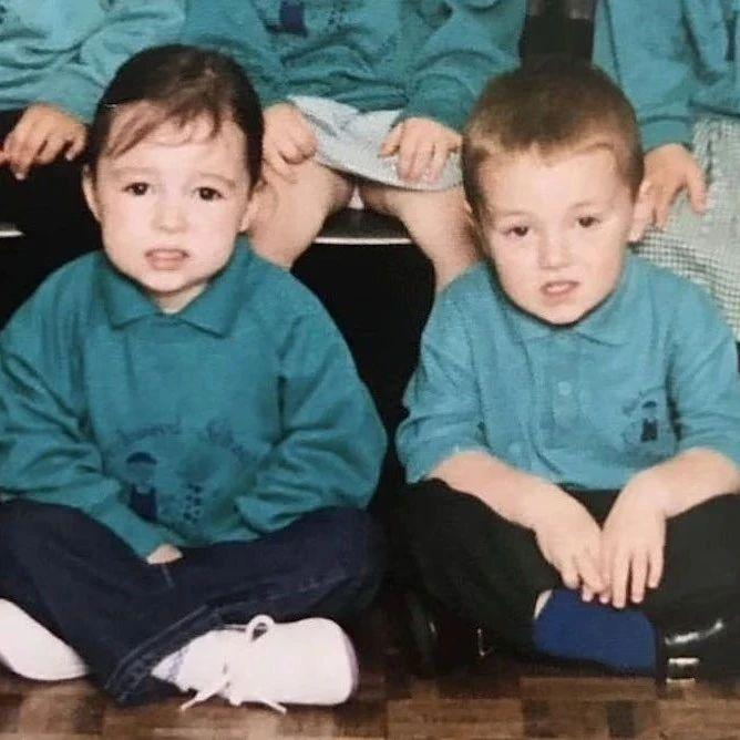 恩爱夫妇竟是青梅竹马！结婚几年才发现幼儿园就已拍过合照：这不你吗？！
