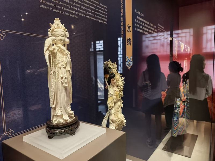 观众参观北京非遗体验中心。新京报记者 浦峰 摄