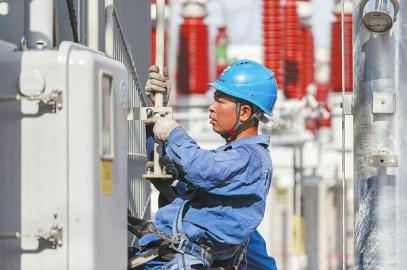 　　6月11日，在广元市剑阁县110千伏剑阁变电站施工现场，电力工人冒着热浪对变压器进行能效改造。 张超 摄（C视觉）