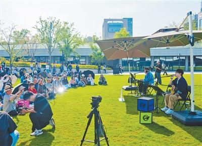 在“鹿鸣岛银泰inPARK”，一场小型音乐会正在草坪上举行。刘 芸摄