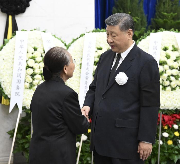 热地同志遗体在京火化