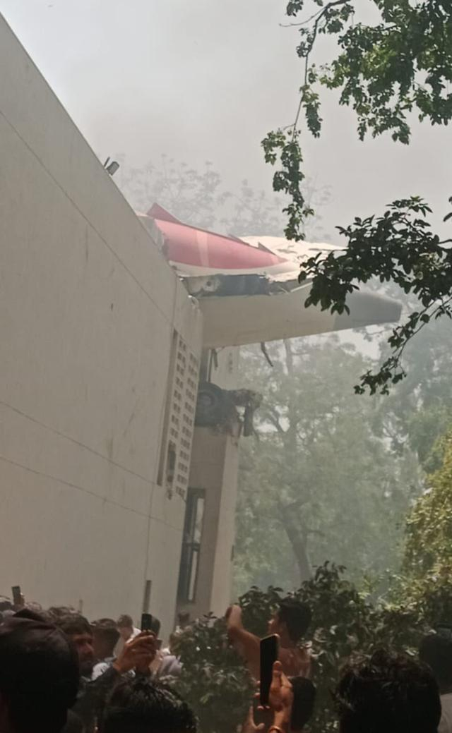 客机从机场起飞后几分钟便坠入机场附近居民区。网络图