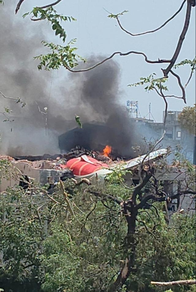 坠机现场冒起浓烟。网络图