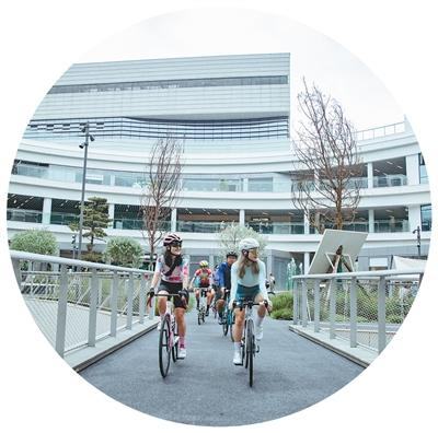 市民在“此地CyPARK”骑行。资料图片