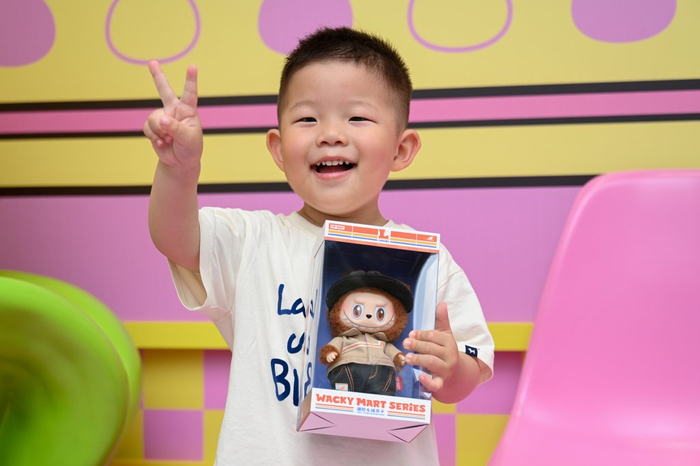 孩子展示新发售的LABUBU怪味便利店搪胶毛绒吊卡玩具。澎湃新闻记者 朱伟辉 图