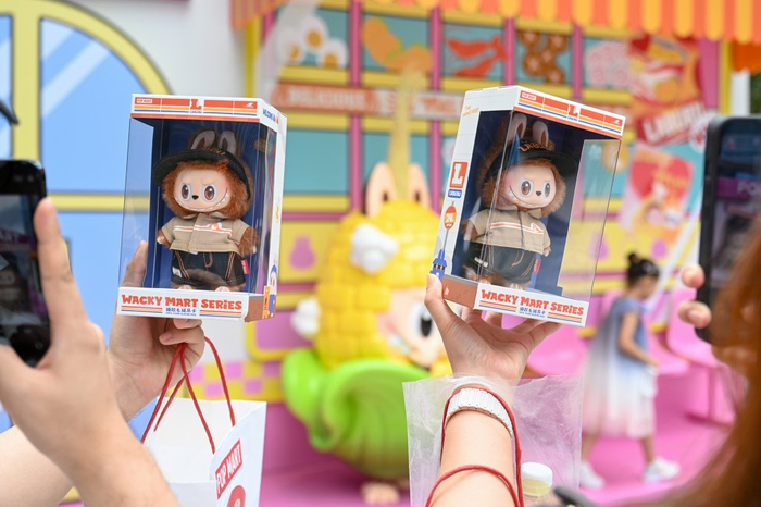 顾客给买到LABUBU搪胶毛绒吊卡拍照。澎湃新闻记者 朱伟辉 图