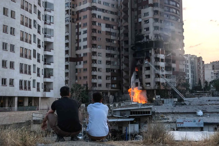 当地时间2025年6月13日，伊朗德黑兰，一处公寓楼在以色列空袭后遭到破坏。