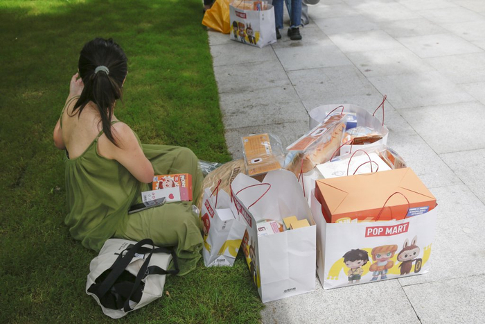 一位顾客和她购买的“全套”商品。澎湃新闻记者 吴栋 图