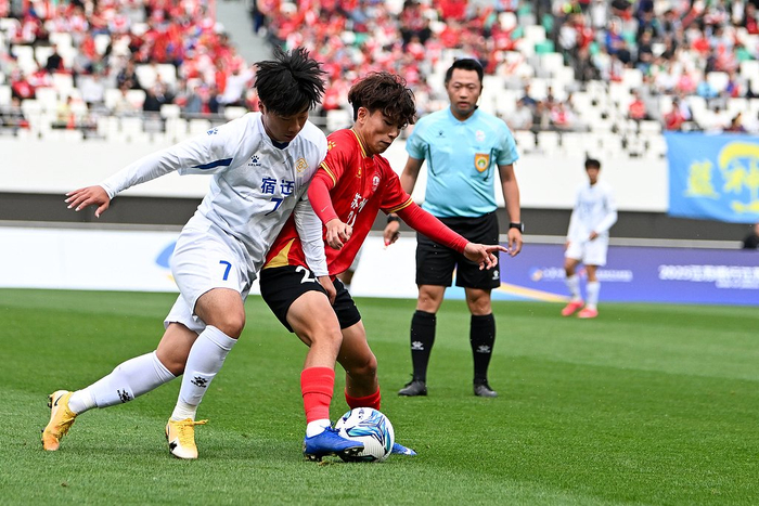 苏超展现出的竞技精神点燃了大众的热情，也吸引了赞助商的疯狂涌入。