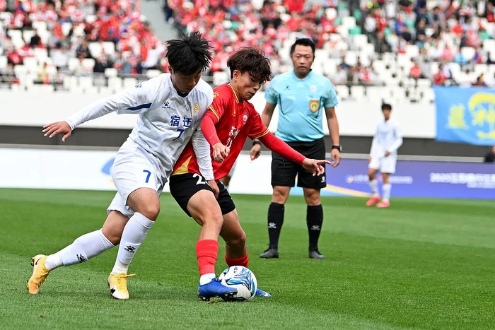 苏超展现出的竞技精神点燃了大众的热情，也吸引了赞助商的疯狂涌入。