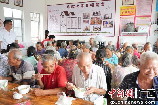 老人在新合村乐龄之家幸福食堂内用餐 。温雨佳 摄