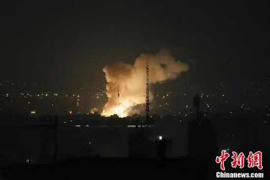 当地时间6月13日，以色列国防军证实，以军已发起了一场针对伊朗核计划的空袭行动。图为爆炸发生后浓烟升起。图/视觉中国