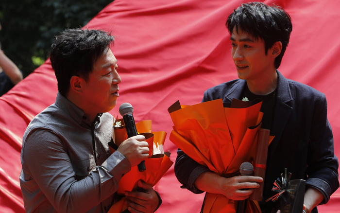 知名演员黄渤和朱一龙分别发表获奖感言。 北京电影学院供图