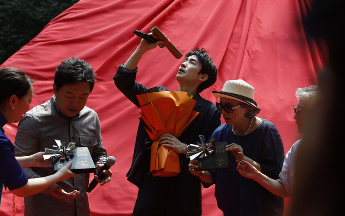 黄渤、朱一龙并列获得电影表演奖。 北京电影学院供图