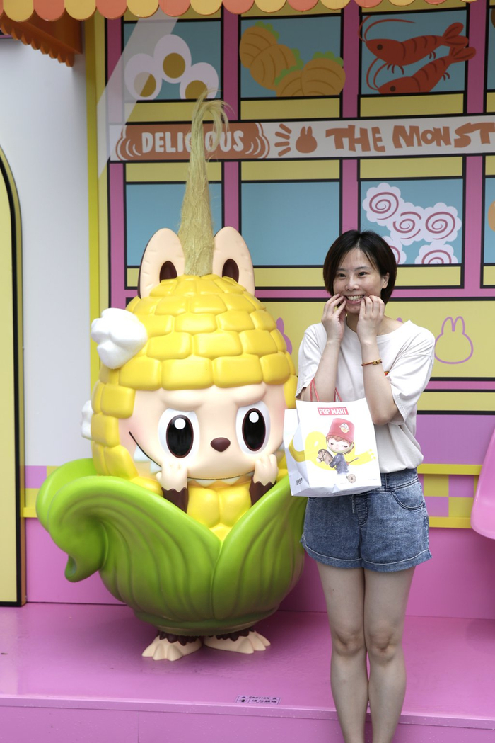 2025年6月13日，上海静安嘉里中心，女孩在快闪店门口摆姿拍照。澎湃新闻记者 吴栋 图