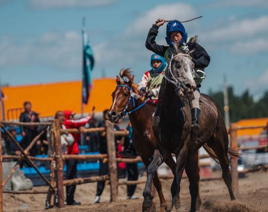 图为马术赛中骑手相互追逐，竞相奔跑。冀江彤 摄