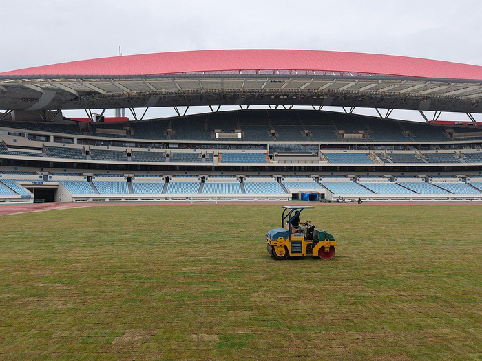 南京奥体中心为迎接新一轮苏超重新铺设了草坪。