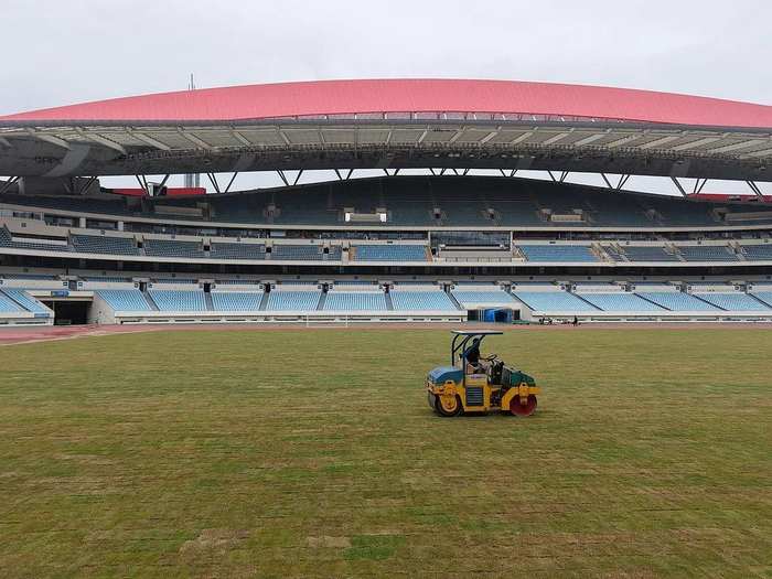 南京奥体中心为迎接新一轮苏超重新铺设了草坪。