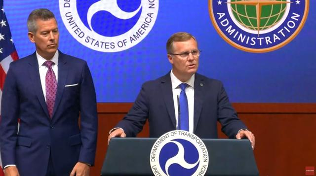 美国交通部长达菲（左）与联邦航空管理局代理局长克里斯·罗谢洛（右）。美媒视频截图 