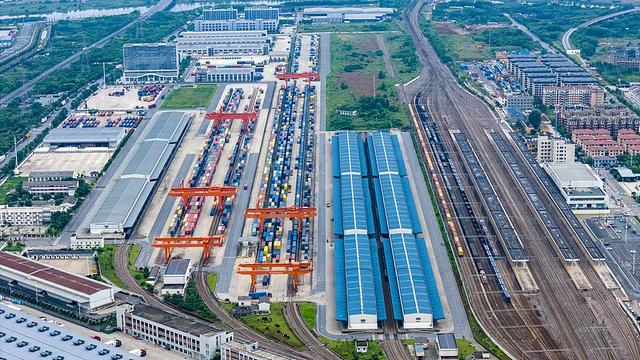 6月1日，俯瞰浙江金华金东区华东国际联运港，中欧班列运输有序开行。图源：视觉中国