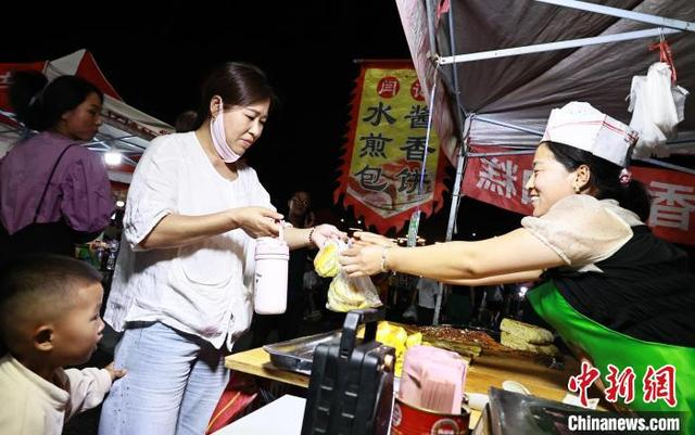 绛州大道夜市的“零租金入驻”惠民措施吸引了大量创业者。 高新生 摄