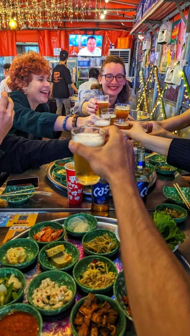 与友人们聚会。