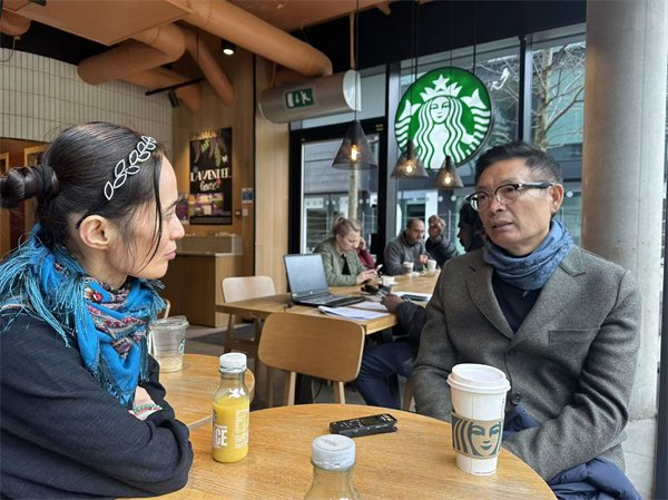 笔者和麦家在咖啡馆聊天