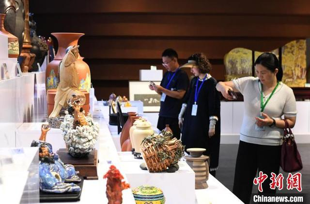 图为中国四大名陶在重庆荣昌展出吸引民众参观。中新社记者 周毅 摄 