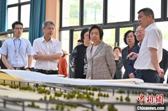 台盟中央主席苏辉近日率调研组赴广西开展重点考察调研。图为调研组考察南宁吴圩国际机场T3航站楼建设情况。俞靖 摄