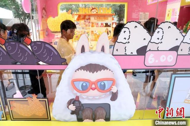 6月13日，粉丝在排队购买盲盒。中新社记者 汤彦俊 摄