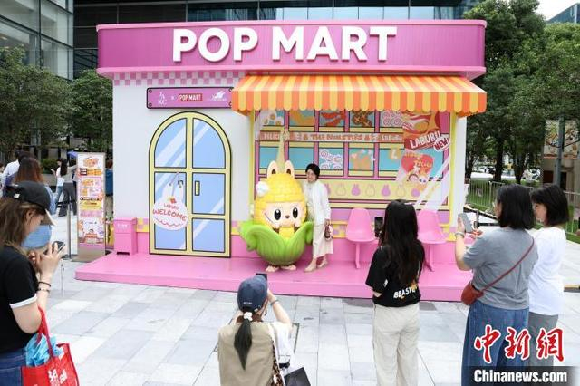 6月13日，市民在THE MONSTERS怪味便利店外合影留念。 中新社记者 汤彦俊 摄