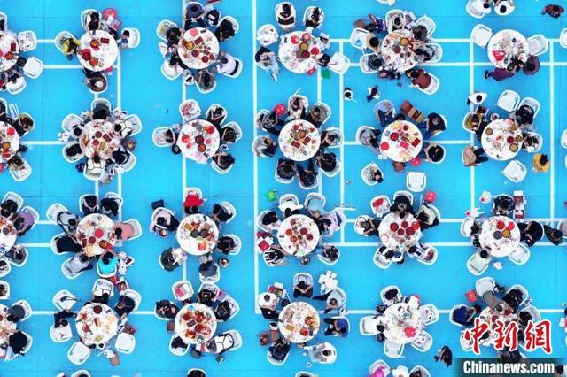 6月12日晚，江苏盱眙，市民和游客品味小龙虾。中新网记者 泱波 摄