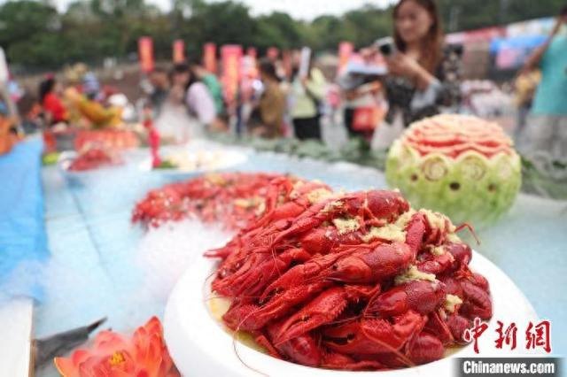 盱眙小龙虾吸引民众目光。中新网记者 泱波 摄