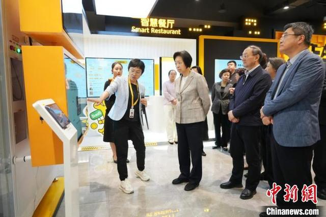 台盟中央主席苏辉近日率调研组赴上海开展重点考察调研。图为调研组考察美团上海总部科技创新情况。张亨伟 摄