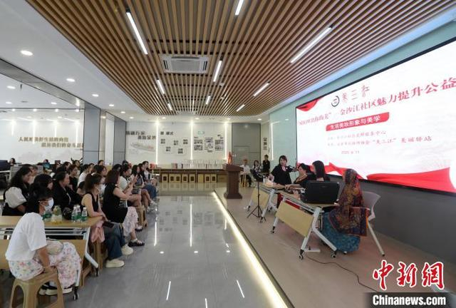 近日，宜宾市金沙江社区居民在一起学习化妆。记者 王磊 摄