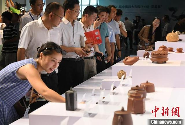 图为展出现场的广西钦州坭兴陶作品吸引参观者眼球。中新社记者 周毅 摄 