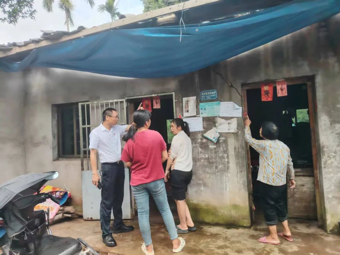 龙华区龙泉镇转移群众。