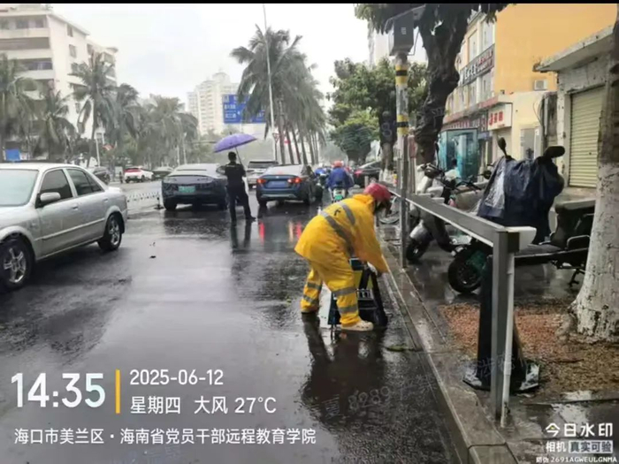 白龙南路排水人员在岗，积极做好雨天排水工作。